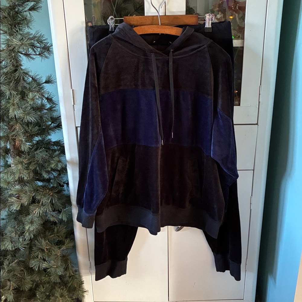 Champion sz XL Black and Navy Hoodie and Jogger Set velvety velour euc